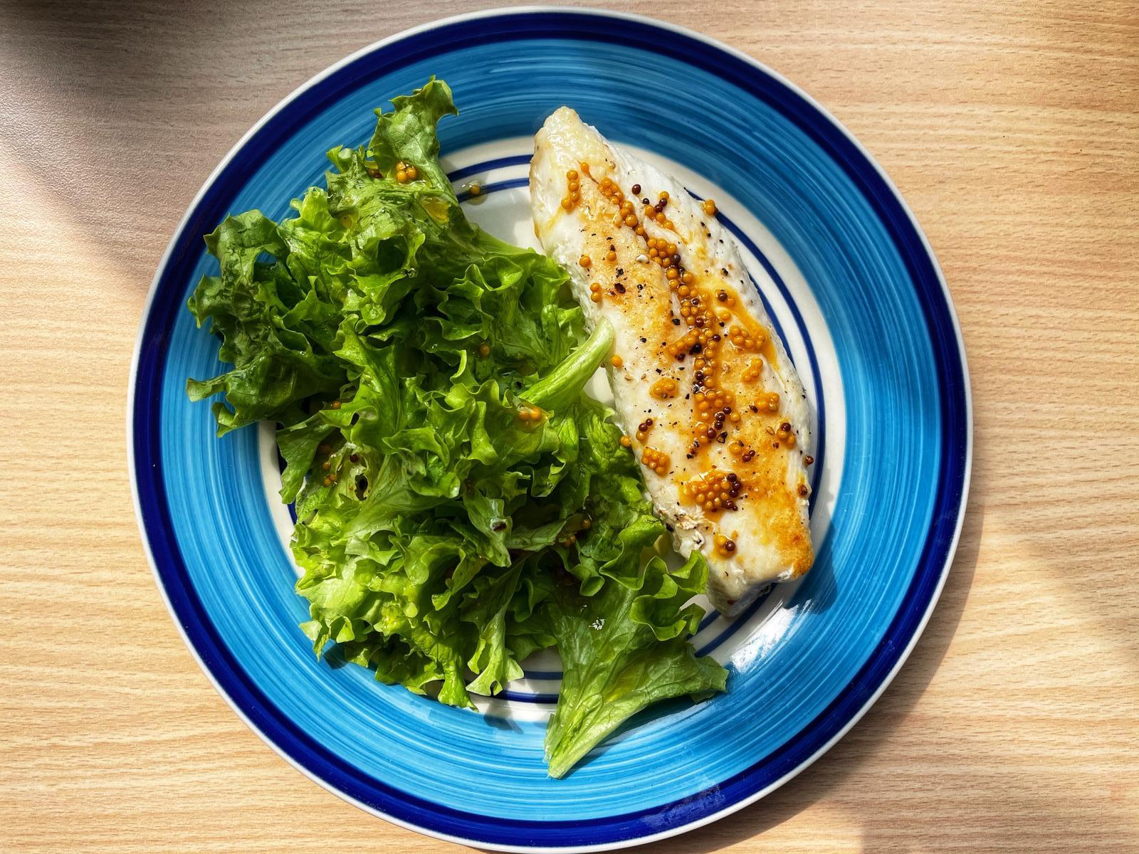 煎海魴魚柳配發酵芥末純素魚子醬